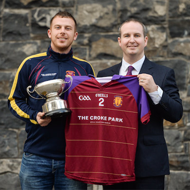 Alan Smullen presents St Josephs/O’Connell Boys jersey to team member