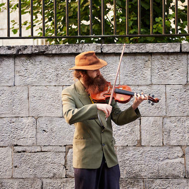 Street performer plays the fiddle
