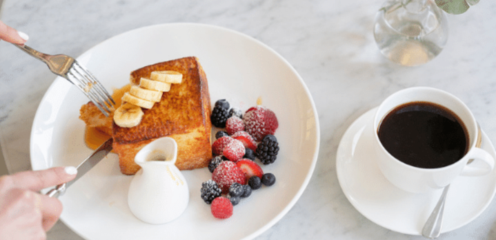 French toast with berries