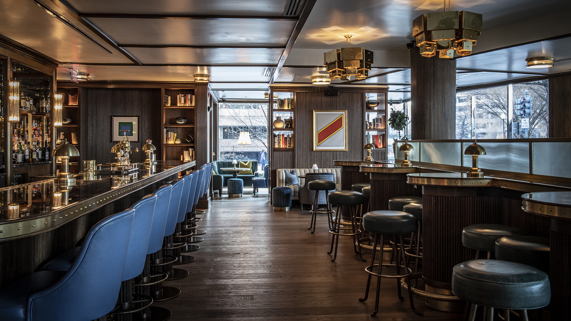 Art Deco ambiance meets classic cocktails. The Doyle Bar offers a stylish mid-century modern atmosphere inspired by the 1950s and 1960s cocktail lounge scene.